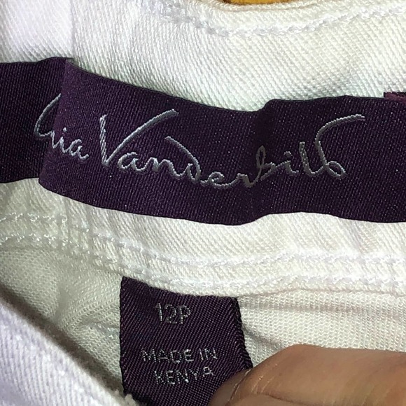 Gloria Vanderbilt White Skimmer Capri Pant, 12P - Picture 5 of 5